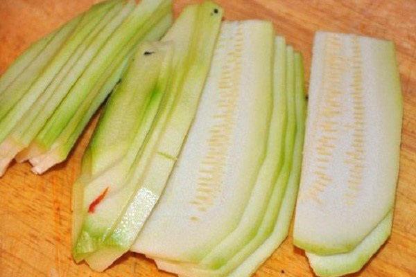 trancher finement les courgettes