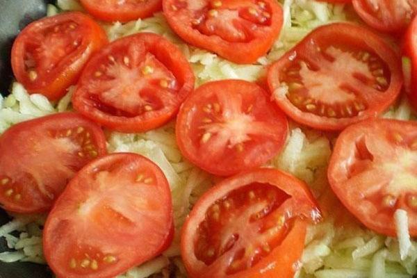 picar los tomates y decorar la cazuela