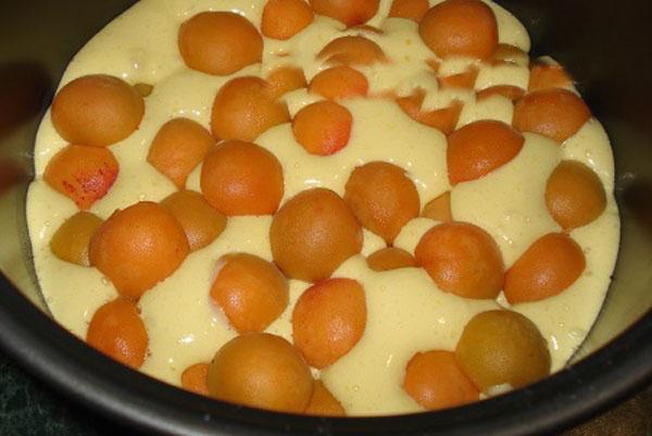 mettre la pâte et les abricots dans un bol