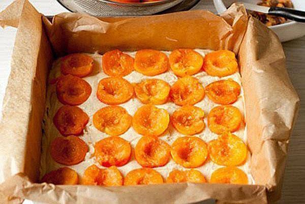mettre la pâte et les abricots décongelés dans le moule