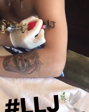 Das Tattoo steht für Logn Live Jahsen und ist eine Hommage an den am 18. Juni 2018 ermordeten Musikerkollegen XXXTentacion. Was hältst du von seiner DIY-Tinte? Teile deine Gedanken im Kommentarbereich auf Facebook.
