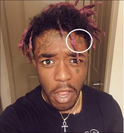 (Foto: Lil Uzi Vert/Instagram) „Ich hatte einen verdammten Job für vier Tage“, sagte Lil Uzi Vert während des Fader-Interviews und bezog sich auf den Job, den er als Bottom Dollar Stock Person hatte. „Ich konnte es nicht. Ich bin nicht normal. Ich war da drin und dachte nur: Warum tue ich das? Uzi kündigte schließlich diesen Job und seine Mutter warf ihn aus dem Haus, woraufhin der Rapper beschloss, sich das Wort „Faith“ direkt unter seinem Haaransatz auf die Stirn tätowieren zu lassen. Die Verbindung dort ist vielleicht nicht sofort offensichtlich, aber wie Uzi sagt: „Es war wie: Wenn ich dieses Gesichtstattoo bekomme, muss ich mich konzentrieren. Ich kann mit dieser Scheiße im Gesicht nicht mit Anzug in das Büro von niemandem gehen. Ich muss mich auf das konzentrieren, was ich tun möchte.