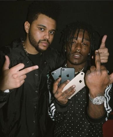 (The Weeknd und Lil Uzi Vert posieren für ein Foto nach einer Show in Oslo, Norwegen. Foto: Lil Uzi Vert/Instagram) „Ich hatte einen Job für vier Tage, um zu ficken“, sagte Lil Uzi Vert während des Fader-Interviews und bezog sich auf die Job hatte er als Bottom Dollar Stock Person. „Ich konnte es nicht. Ich bin nicht normal. Ich war da drin und dachte nur: Warum tue ich das? Uzi kündigte schließlich diesen Job und seine Mutter warf ihn aus dem Haus, woraufhin der Rapper beschloss, sich das Wort „Faith“ direkt unter seinem Haaransatz auf die Stirn tätowieren zu lassen. Die Verbindung dort ist vielleicht nicht sofort offensichtlich, aber wie Uzi sagt: „Es war wie: Wenn ich dieses Gesichtstattoo bekomme, muss ich mich konzentrieren. Ich kann mit dieser Scheiße im Gesicht nicht mit Anzug in das Büro von niemandem gehen. Ich muss mich auf das konzentrieren, was ich tun möchte.