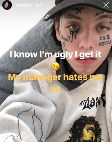 Das zweite Tattoo, das Xan dieses Wochenende bekommen hat, ist unter seinem linken Auge und zeigt schwarze Flüssigkeit, die aus seinem Tränenkanal tropft. Laut Xan ist dieses Tattoo von Yung Lean und A Clockwork Orange inspiriert.