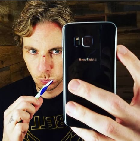 Dax Shepard يلتقط صورة شخصية تظهر وشم الجرس المخصص لكريستين بيل. الصورة: Instagram.