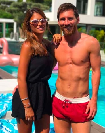 Lionel Messi sind Tattoos nicht fremd. Der argentinische Fußballstar rockt bereits einen vollen Ärmel an seinem rechten Arm und einen halben Ärmel an seinem linken Bein, den er kürzlich mit einem Durcheinander aus fester schwarzer Tinte überholt hat, aber dieses neue Lippentattoo ist bei weitem sein kühnstes. Laut Messi wurde das Hüfttattoo irgendwann im Sommer gemacht, während der 30-Jährige eine dringend benötigte Auszeit vom Spielen genoss, und symbolisiert, dass er den Kuss seiner Frau immer bei sich tragen wird, wohin er auch geht ihm.