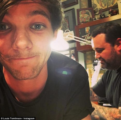 (Louis Tomlinson se nechal tetovat Erikem Gillespie v prosinci 2015. Foto: Louis Tomlinson/Instagram) Louis Tomlinson měl tetování na zadku provedeno už v prosinci 2015, ale zpěvák v té době neprozradil, jaký design si nechal napíchnout na derriéru Ačkoli se zdálo pravděpodobné, že se rozhodl pro stejné tetování jako bratr jeho přítelkyně v té době, Danielle Campbell. Podle zpráv se Tomlinson zastavil v Chicagu, aby viděl Campbella a její rodinu, než odletěl zpět do Velké Británie na prázdniny, a zpěvák nějak skončil na stole v Great Lakes Tattoo se spuštěnými kalhotami. Zpěvák nikdy oficiálně neprozradil, jaké tetování si nechal na zadek, ale zveřejnil fotografii na Instagramu tetovacího umělce Erika Gillespieho, který mu pracoval na líci na zadku, s nadpisem „Soooooo this stalo se“ a broskvovým emoji. Johnny Campbell se však na Snapchat hrdě pochlubil tetováním kresleného tučňáka, který mával na zadku, a zveřejnil další Snapchat Tomlinsona, který si nechal vytetovat vlastní zadek, včetně odhalujícího titulku „twinning“.