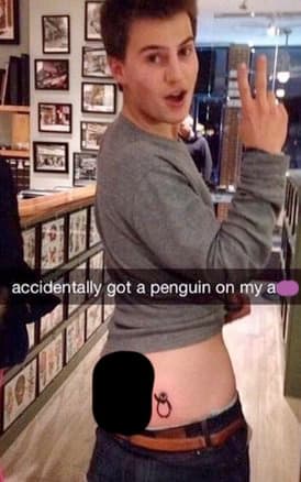 (Johnny Campbell zeigt das Pinguin-Tattoo auf seiner Pobacke, das er mit Louis Tomlinson ausgekommen ist. Foto: Johnny Campbell/Snapchat) Trotz dieser scheinbar dichten Beweise setzte sich Tomlinson erst zu einem Interview mit 102,7 KIIS- FM erst letzten Monat, dass er tatsächlich zugab, sich auf seinen Arsch tätowieren zu lassen, und bestätigte, dass die Tinte tatsächlich ein Pinguin ist. „Es ist die zufälligste Sache aller Zeiten. Es ist ein Pinguin, aber nicht nur ein Pinguin, ein Pinguin mit Kopfhörern, was es noch seltsamer macht.“ Der Popstar fügte hinzu: 