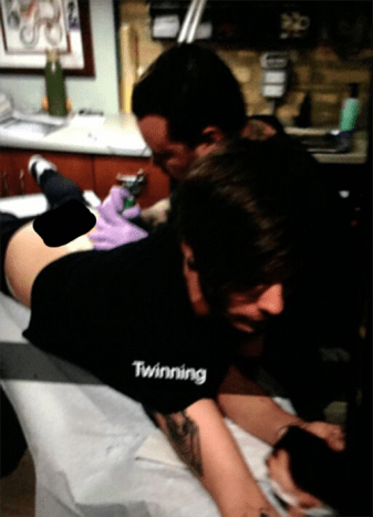 (Louis Tomlinson lässt sich von Erik Gillespie tätowieren. Foto: Johnny Campbell/Snapchat)Der Rest der One Direction-Typen hat selbst ein paar seltsame Tattoos, wie Harry Styles' Tattoo mit zwei riesigen Farnblättern auf seinen Hüften oder Liam Paynes neues Tattoo eines Augapfels auf seinem Arm, aber Tomlinsons Tattoo eines Pinguins mit Kopfhörern ist vielleicht das seltsamste von allen.