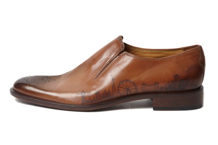 حذاء أوليفر سويني تم رسمه بالوشم من قبل هنري كايت.
