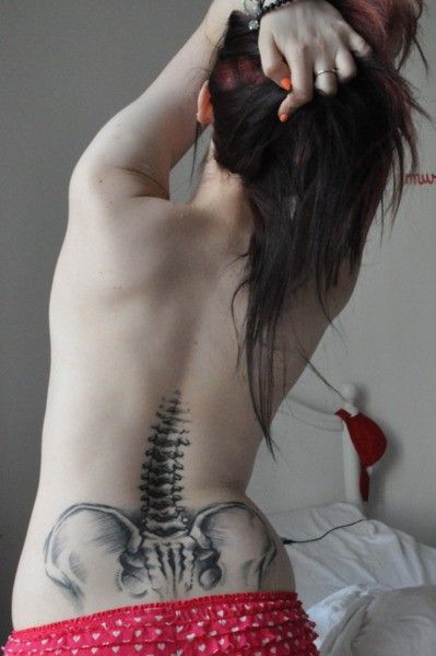 Lower Back Tattoos, um das Stigma des Tramp-Stempels zu zerstören