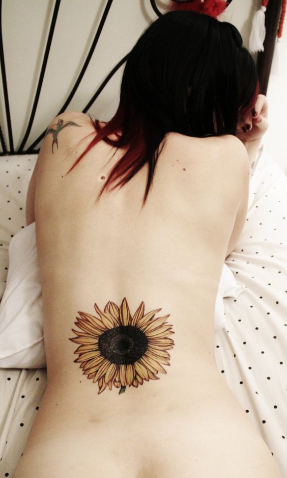 Lower Back Tattoos, um das Stigma des Landstreicherstempels zu zerstören