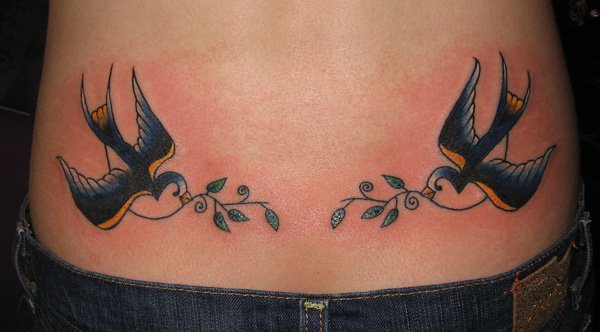 Lower Back Tattoos, um das Stigma des Tramp-Stempels zu zerstören