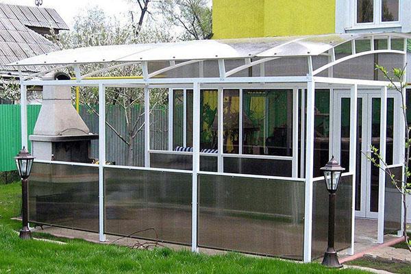 gazebo près de la maison avec vos propres mains