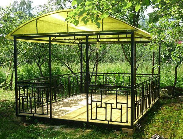 gazebo sur une fondation en colonnes