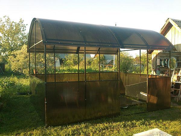 cadre métallique du gazebo en polycarbonate