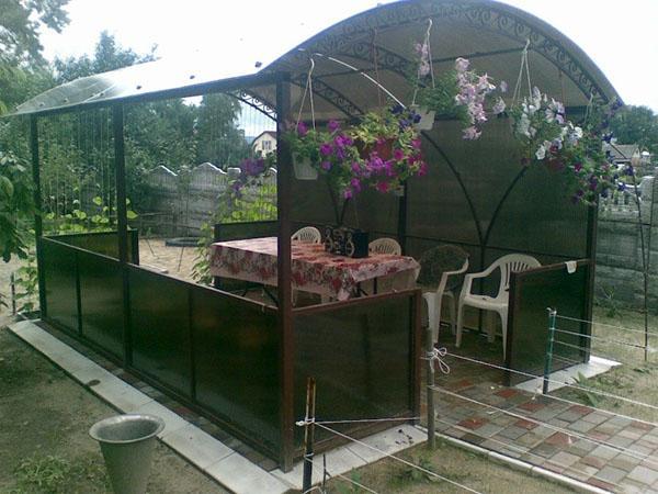 gazebo en polycarbonate à leur chalet d'été