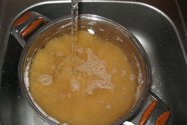 llenar el caviar con agua caliente salada
