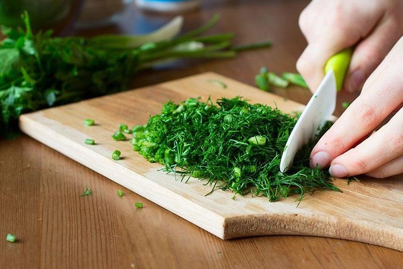 recettes de concombres frais, hacher les légumes verts