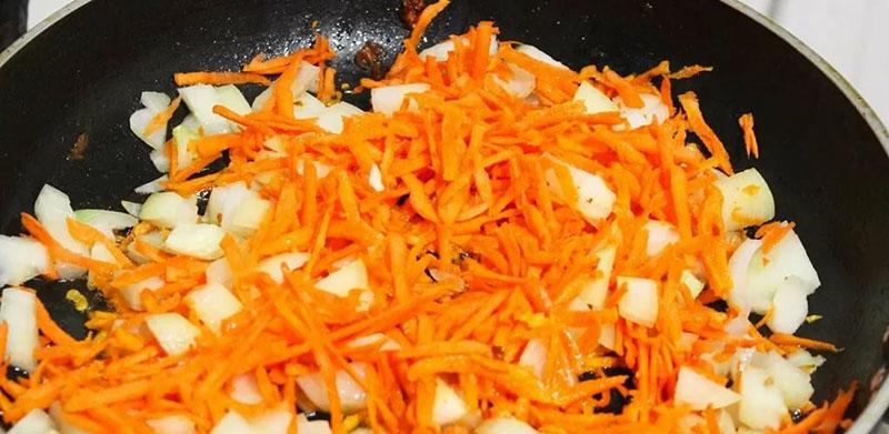 sofreír las cebollas con zanahorias