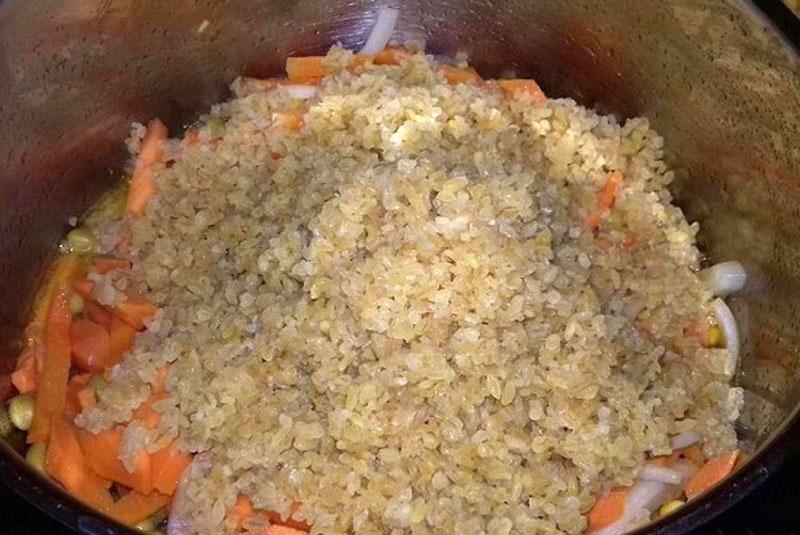 agregue bulgur a las verduras