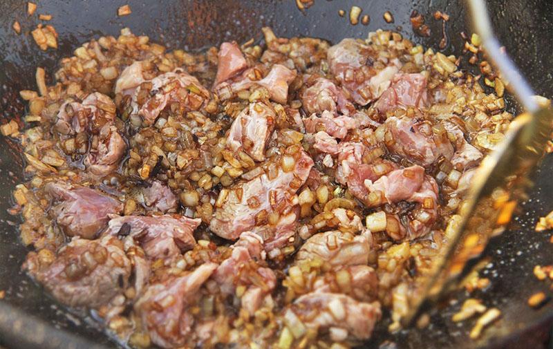 vierte la carne con caldo de bulgur