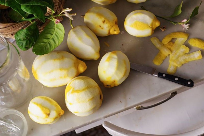 pelar limones