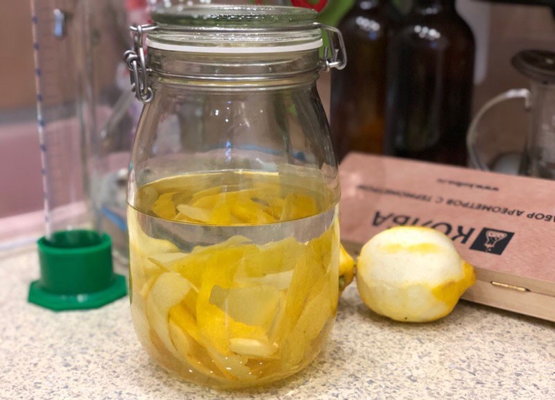 vierta la ralladura de limón con vodka