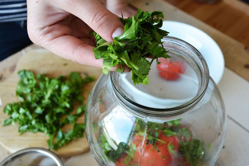 mettre les légumes verts épicés dans des bocaux