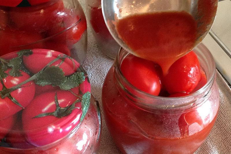 verser les tomates avec le jus chaud