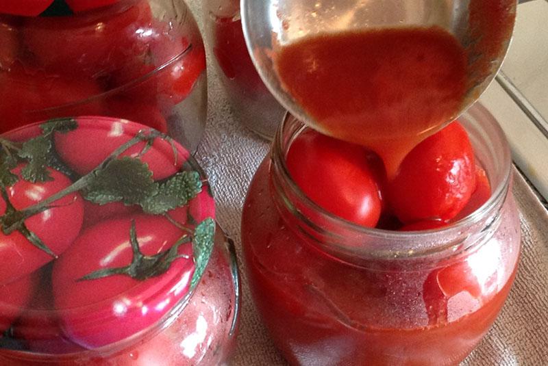 verter los tomates con jugo caliente