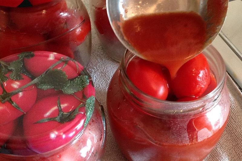 verter los tomates con jugo caliente