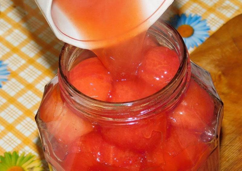 vierta salsa de tomate