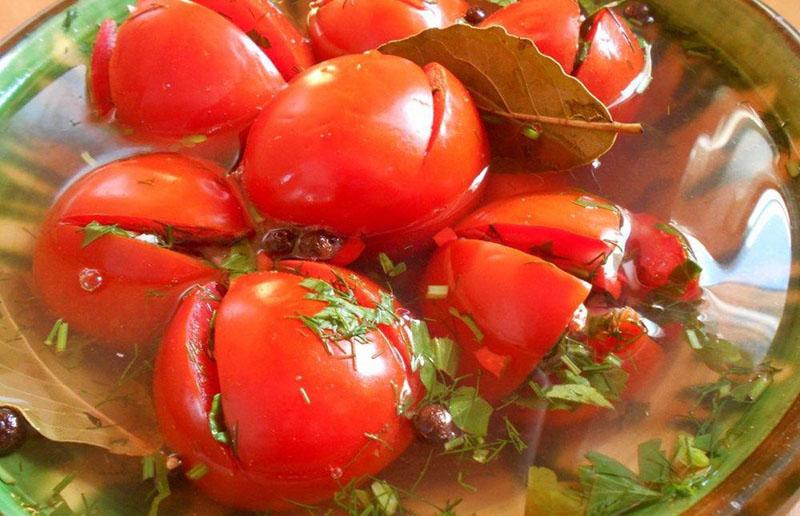 tomates rellenos en su propio jugo