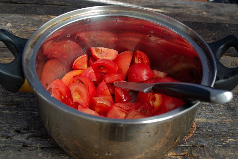 faire bouillir des tomates coupées