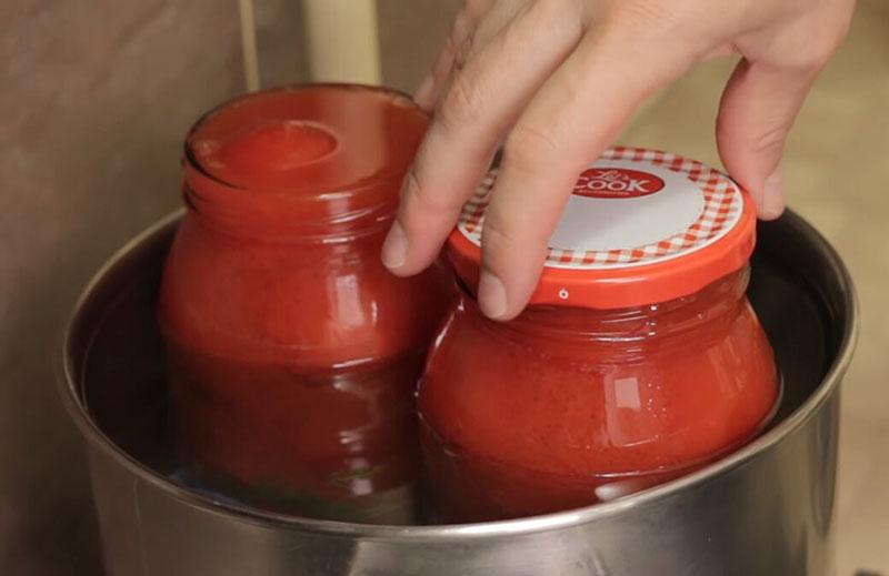 stériliser les boîtes de tomates