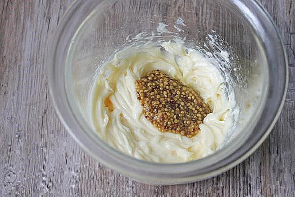 mélanger la mayonnaise avec la moutarde