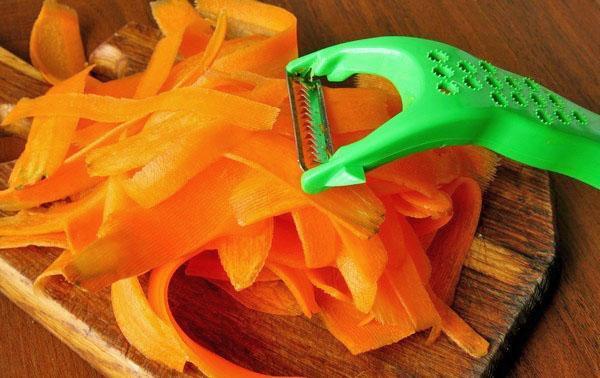cortar las zanahorias en rodajas finas