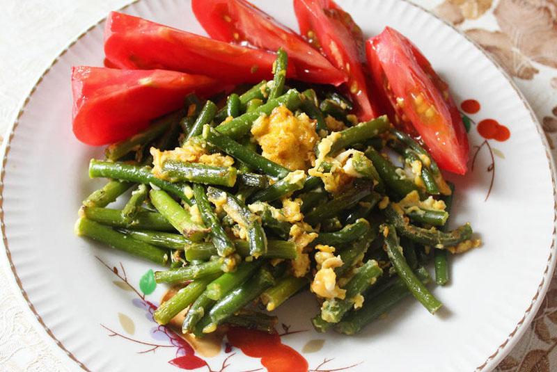 flechas de ajo con huevo