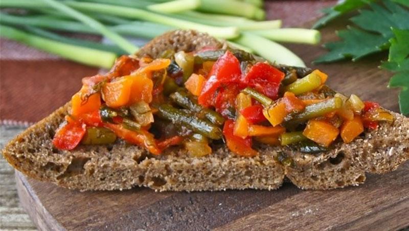 flechas de ajo frito con verduras