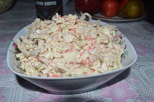 ensalada con calamares y palitos de cangrejo