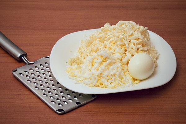 rallar queso y huevos