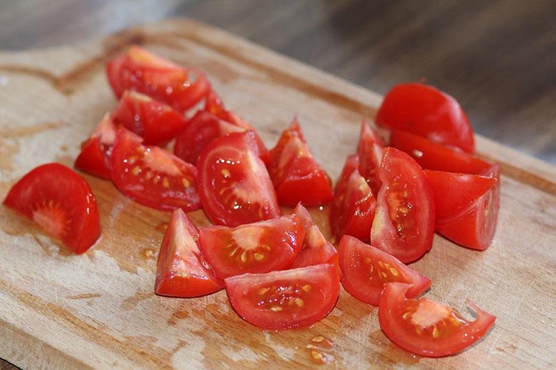 lavar y picar tomates