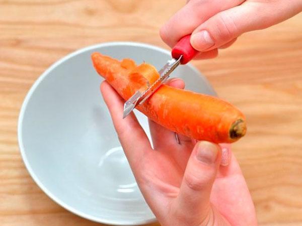 pelar y picar zanahorias