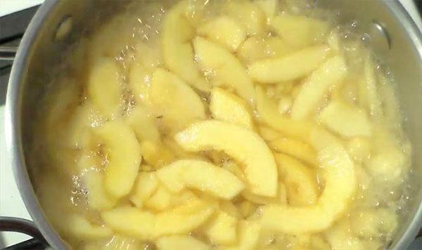 vierte el membrillo con agua y cocina