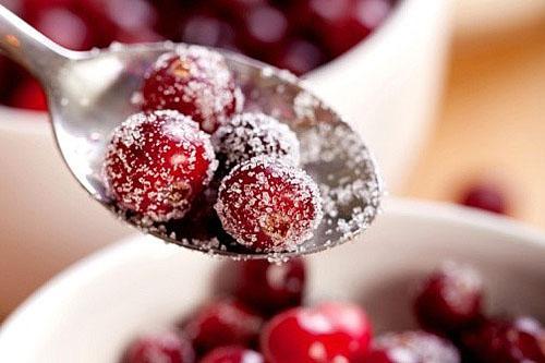 saupoudrer les cerises épluchées de sucre