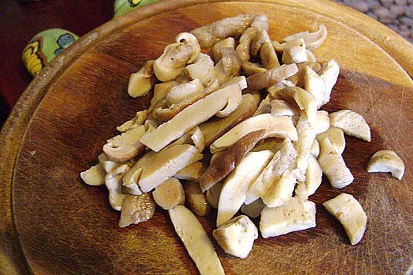 décongeler et hacher les champignons