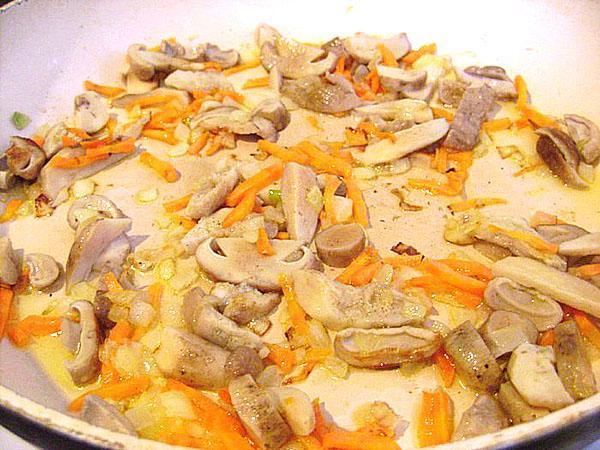 ragoût d'oignons, carottes et champignons bouillis