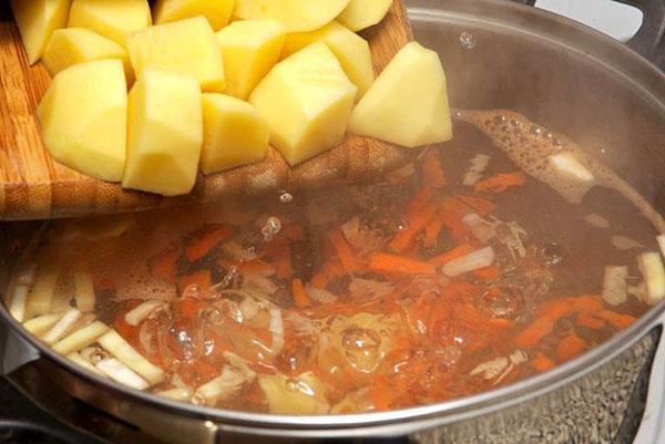 les pommes de terre sont ajoutées à la soupe