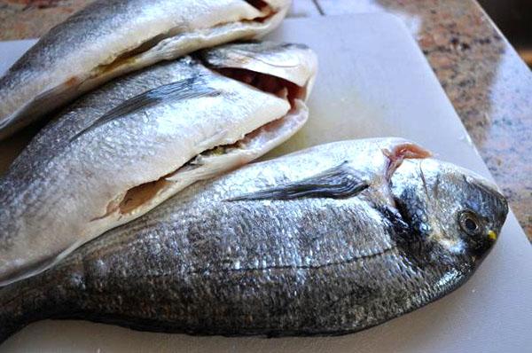 pelar y lavar el pescado antes de salar